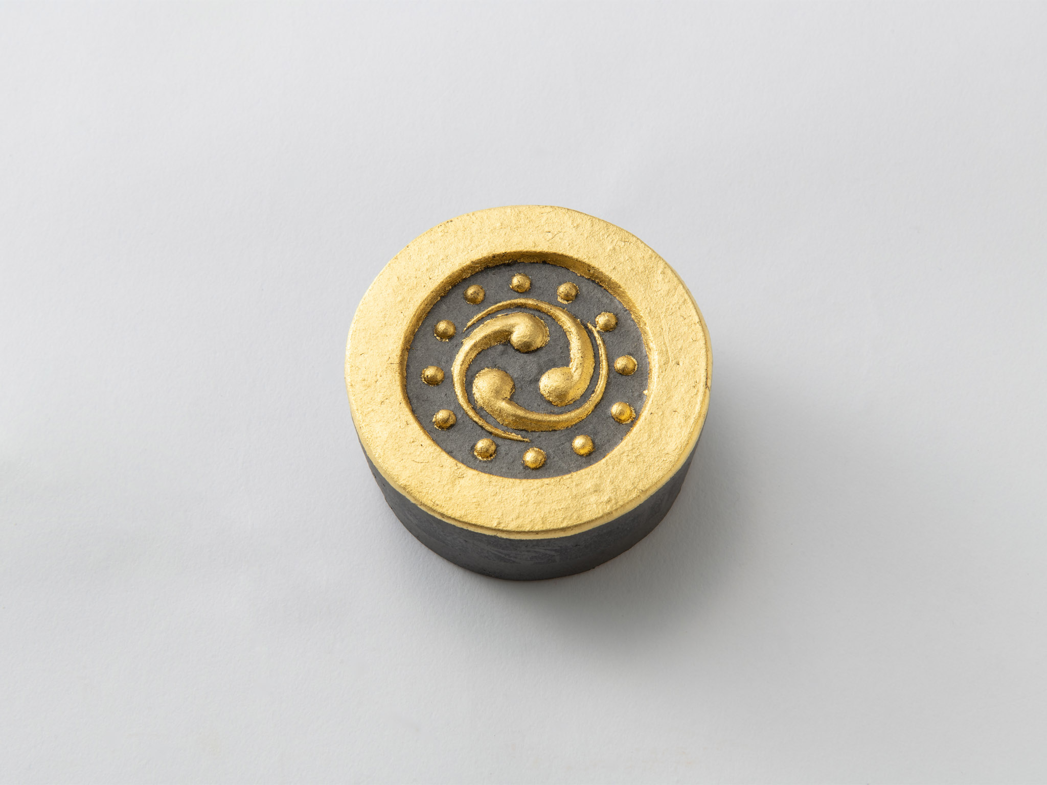 伝承彦根工芸　金箔瓦ペーパーウェイト